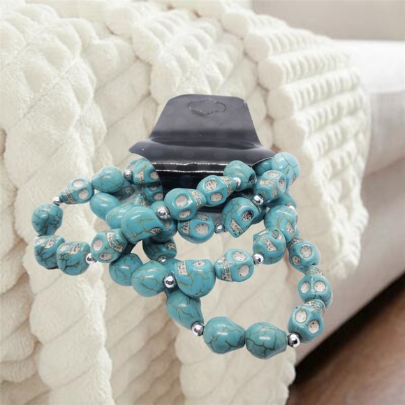 👣4/$20. Amazing 4 piece set of simulated turquoise skull shaped bead bracelets - Picture 4 of 7